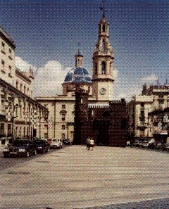 Plaza de Espaa y campanario del Templo de Santa Mara. Click para acceder a la -webcam-