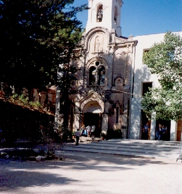 Fachada de la Ermita de la Virgen de los Lirios-Paraje Natural de la Font Roja